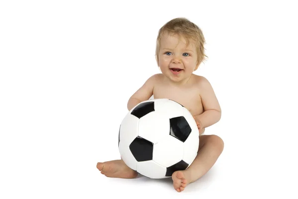 Kleines Baby spielt mit einem Fußball. — Stockfoto