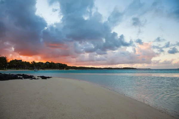 Lever de soleil sur la plage de Maurice — Photo