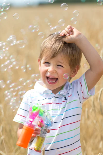 Chlapec fouká bublinky — Stock fotografie