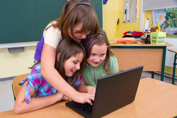 Schüler mit Computern Stockbild