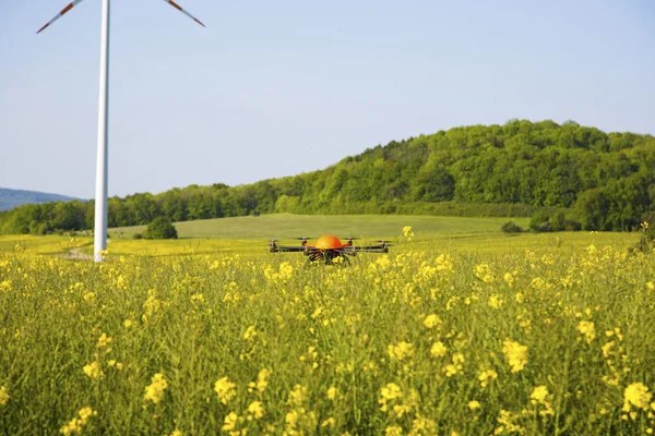 Flying drone in field — Stock Photo, Image