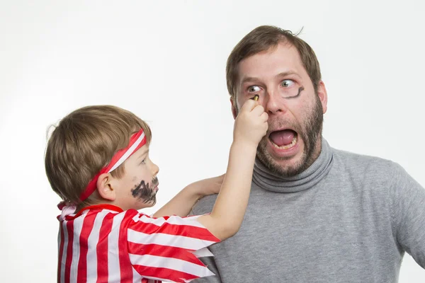 Le garçon peint le visage de son père — Photo