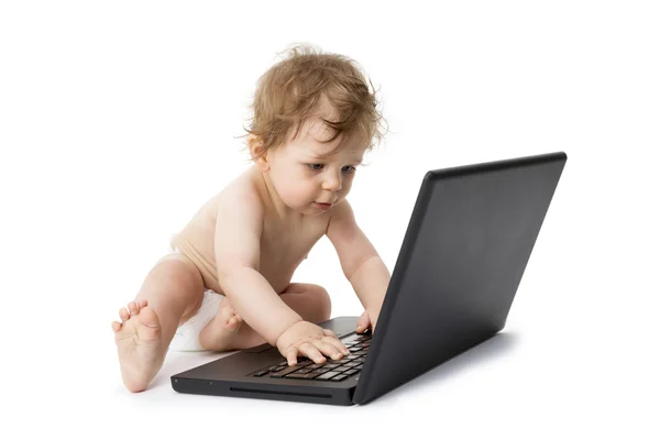 Ребенок играет с ноутбуком — стоковое фото