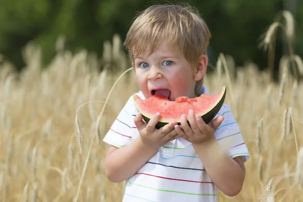 Menino comendo melancia — Fotografia de Stock