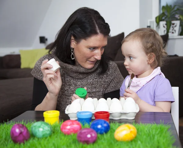 Mother painting easter eggs with daughter — Stock Photo, Image