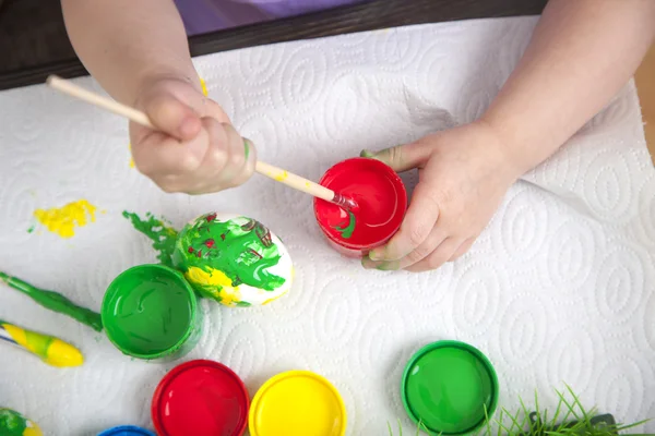 Hands painting easter eggs — Stock Photo, Image