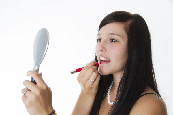 Frau trägt Lippenstift auf — Stockfoto