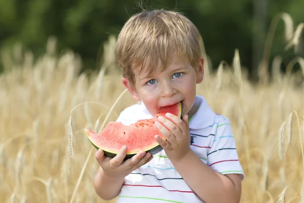 Pojke som äter vattenmelon — Stockfoto