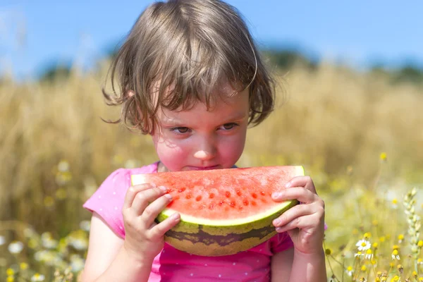 Tjej äter vattenmelon — Stockfoto