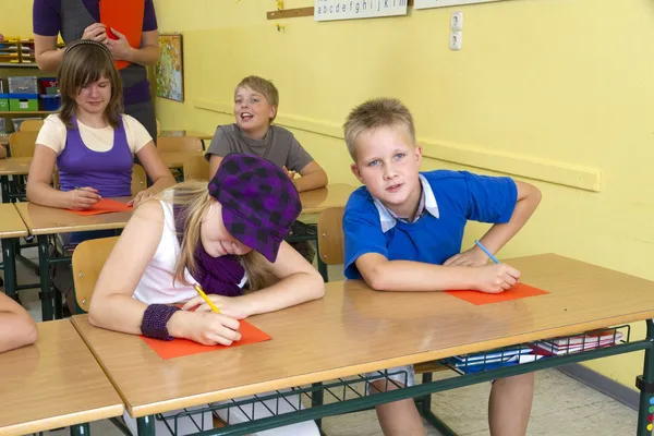 Crianças na aula — Fotografia de Stock