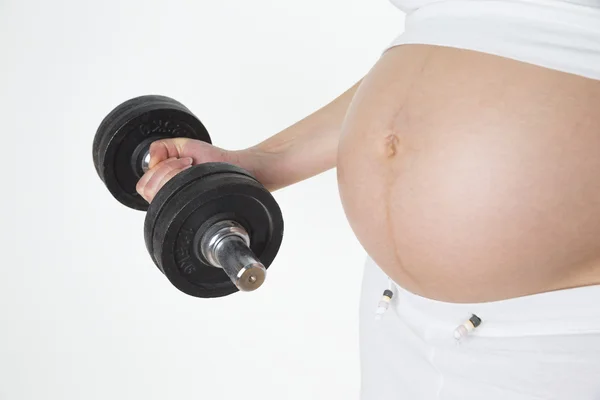 Mulher grávida com haltere — Fotografia de Stock