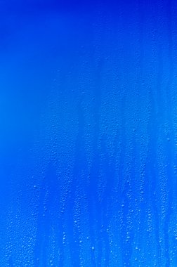 Su bardağa düşer.