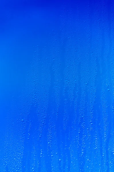 Su bardağa düşer.