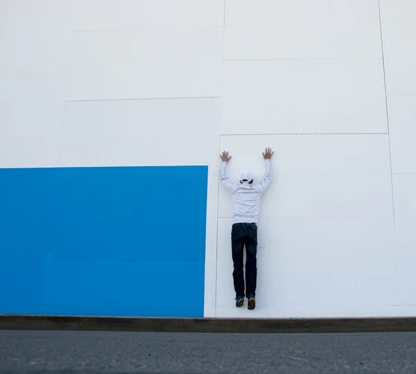 Homme sautant près du mur — Photo