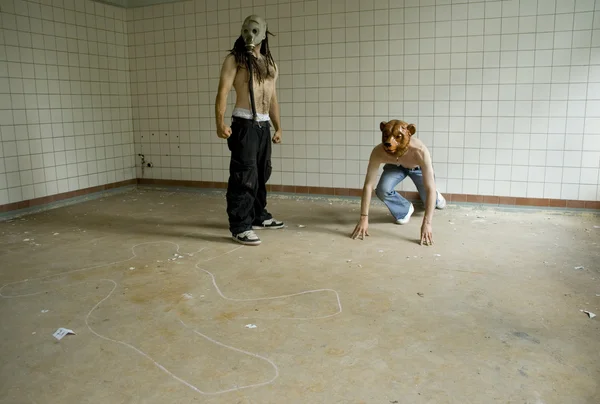 Due uomini in maschera nel vecchio edificio — Foto Stock
