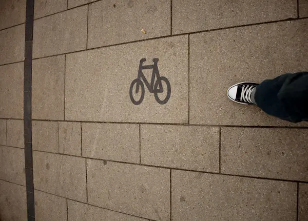 Leg and road sign — Stock Photo, Image