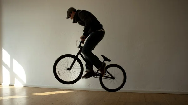 Homem e bicicleta — Fotografia de Stock