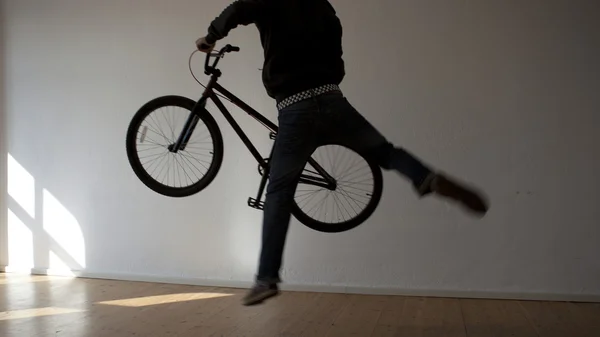 Homem e bicicleta — Fotografia de Stock