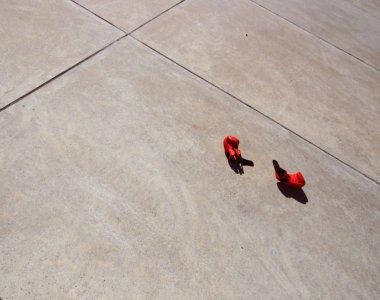 Boks eldivenleri asfalt üzerinde yalan