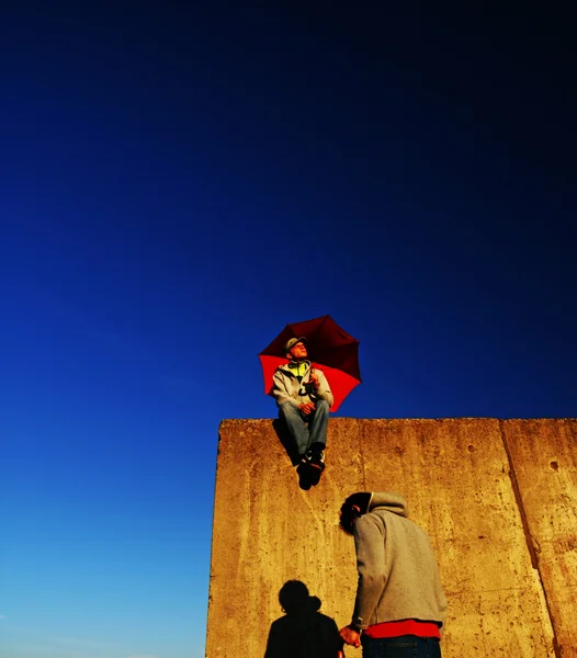 Homme avec parapluie — Photo