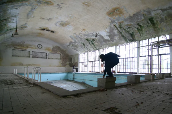 Homem na piscina abandonada — Fotografia de Stock