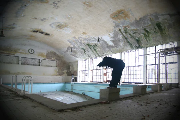 Homme dans la piscine abandonnée — Photo