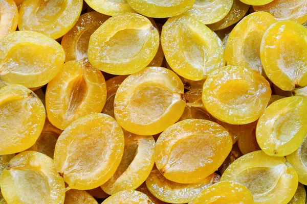 Plum kuning Juicy setengah potong tanpa kernel — Stok Foto