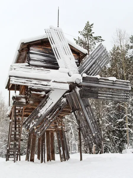 Gammal trä väderkvarn på vintern — Stockfoto