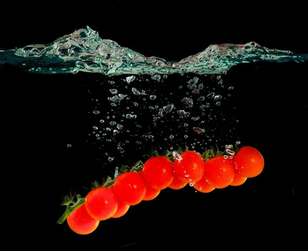 Tomato in water — Stock Photo, Image