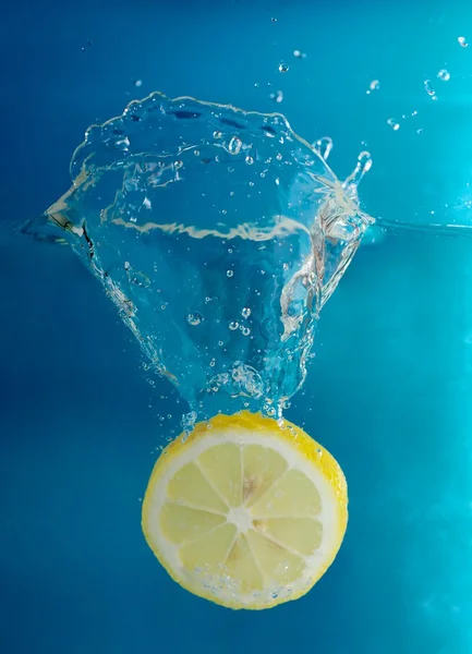 Tomate en agua —  Fotos de Stock