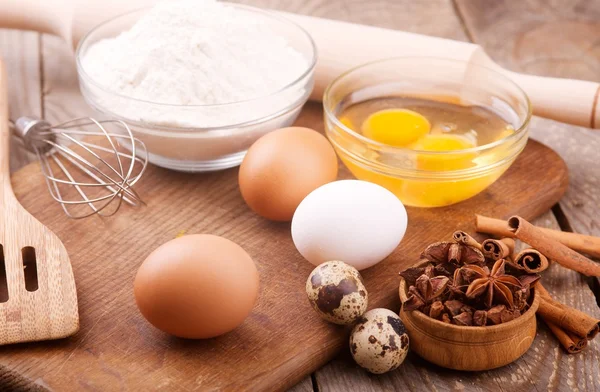 Ovos e farinha — Fotografia de Stock