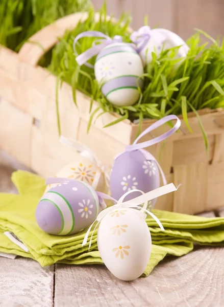 Huevos orientales con hierba en la cesta — Foto de Stock