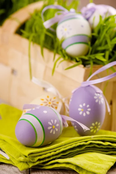 Huevos orientales con hierba en la cesta — Foto de Stock