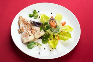 Balık fileto midye ve otlar ile