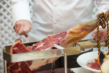 Şef dilim serrano jambonu.