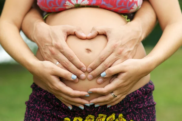 Беременный живот — стоковое фото