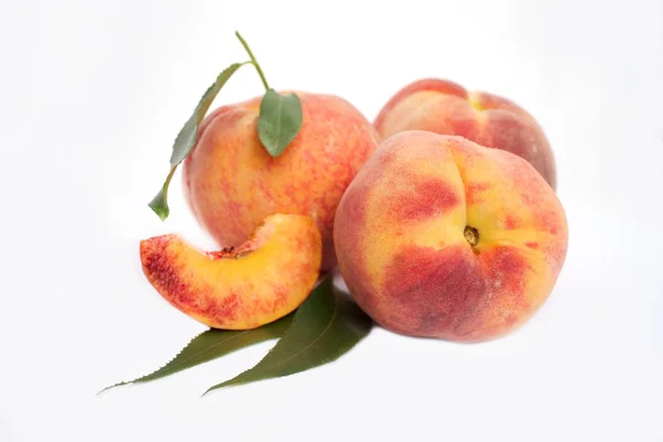 Свежие персиковые плоды — стоковое фото