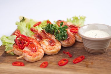 Soslu kızarmış karides.