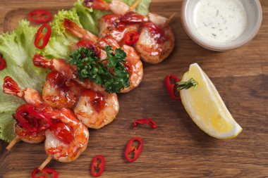 Soslu kızarmış karides.