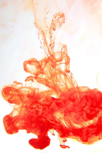 물에 주황색 잉크 — 스톡 사진