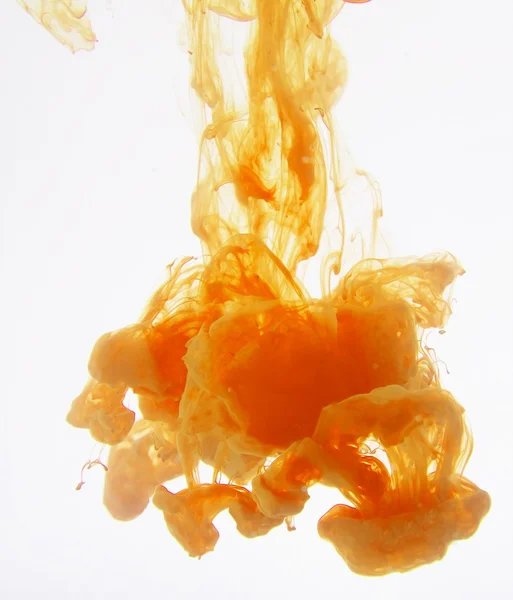 Tinta laranja na água — Fotografia de Stock