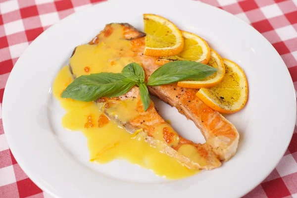 Zalm met saus — Stockfoto