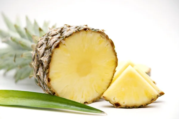 Нарезанный ананас — стоковое фото