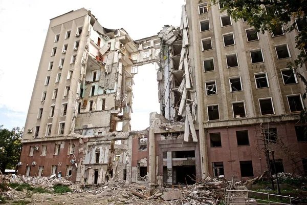 Rusya Nın Mykolaiv Şehrini Bombalaması Yıkılan Evler Hasar Gören Arabalar - Stok İmaj
