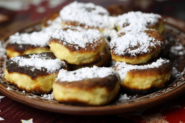 Hausgemachte Käsekuchen auf einem Tonteller. Syrniki — Stockfoto