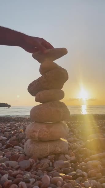 男と女が海岸に石のキャビンを構築しています,日没,時間経過 — ストック動画