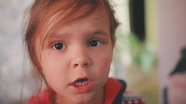 Egy 4 éves kisfiú arca, egy aranyos lány megmutatja a játékait az apjának és mosolyog. — Stock videók
