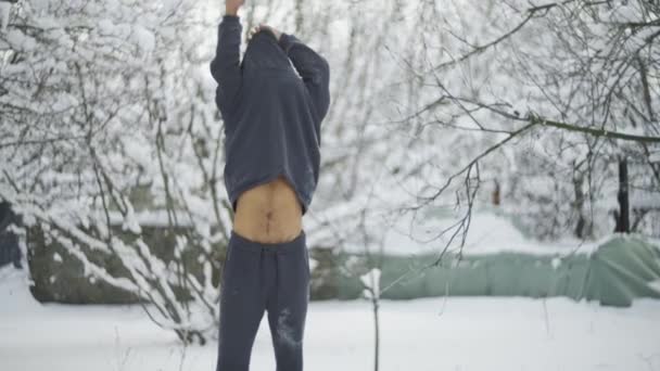 Ένας αθλητής, γυμνός στο χιόνι, σκληραίνει, σκουπίζει τον εαυτό του. — Αρχείο Βίντεο