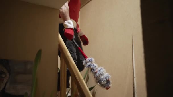 Τρομακτικός Άγιος Βασίλης, περπατά στο σπίτι με ένα ρόπαλο — Αρχείο Βίντεο