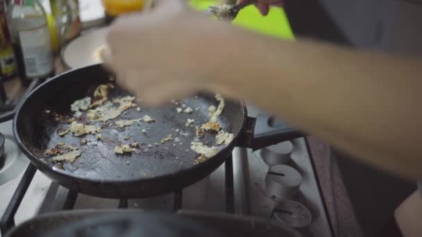 キッチンの料理人パンケーキ焼きフライパンからパンケーキを裂いてる — ストック動画